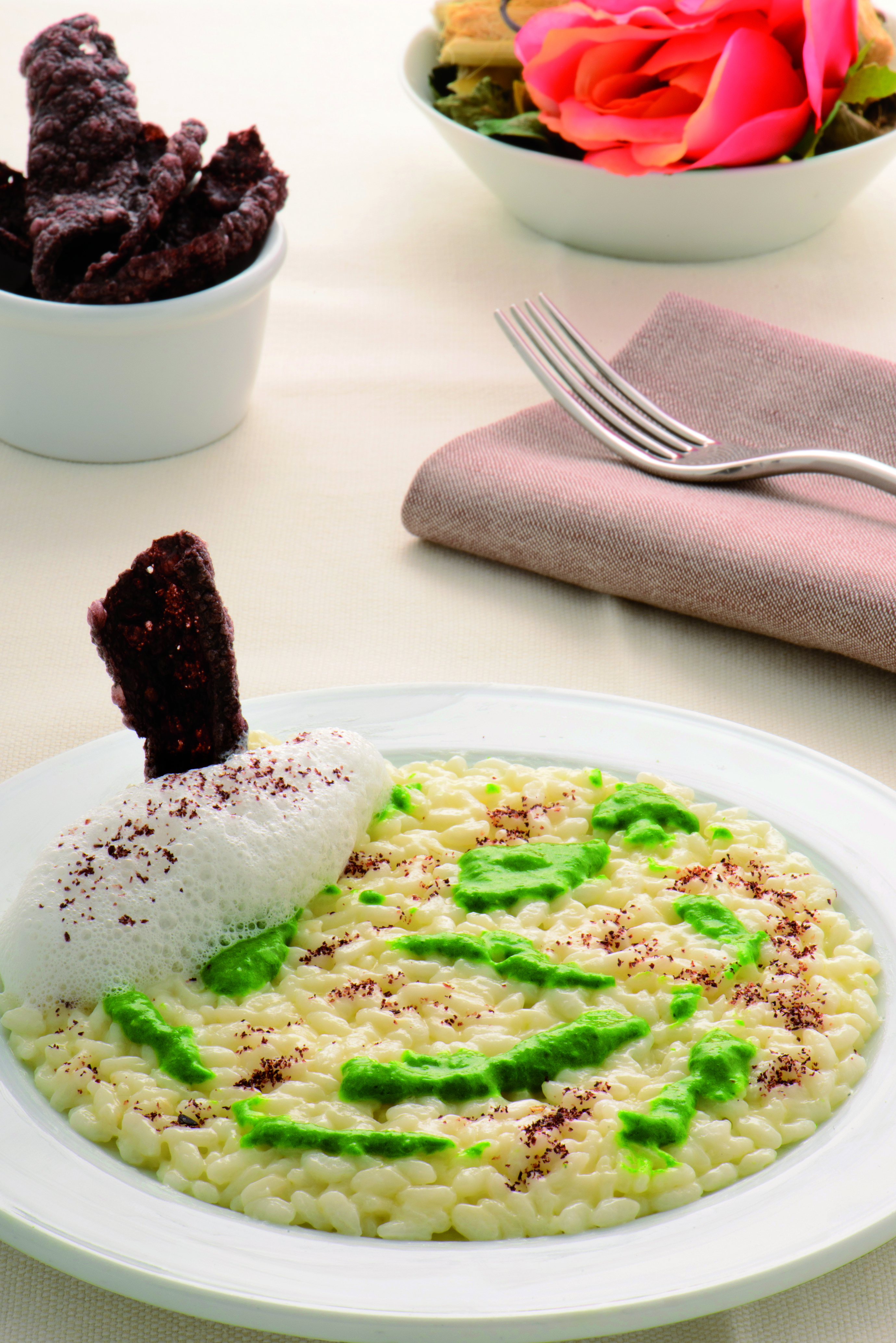 Andrea Cerutti - Risotto all’acqua di parmigiano, pesto di alghe, latte di mandorle e riso integrale soffiato